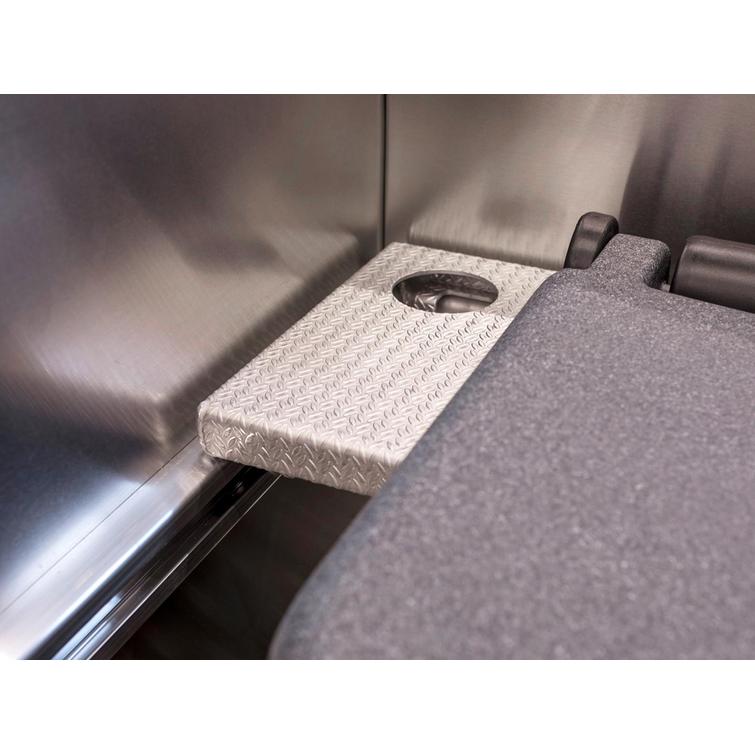 Askelma t&ouml;lkkitelineell&auml; takakulmaan