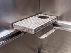 Askelma t&ouml;lkkitelineell&auml; takakulmaan