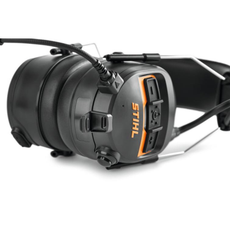 Kuulonsuojaimet ADVANCE ProCOM p&auml;&auml;pannalla